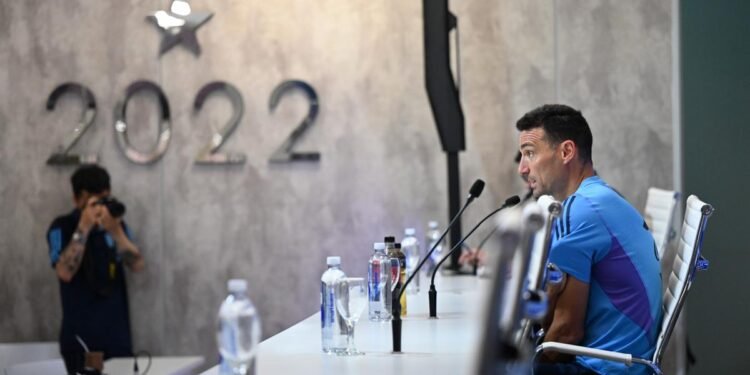 «Si Messi está bien, va a jugar contra Perú», adelantó Scaloni