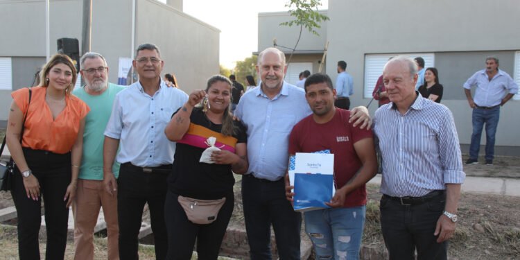 Perotti entregó 59 viviendas en Tostado
