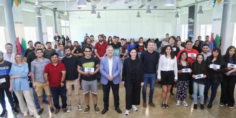 Entrega de computadoras a graduados de Argentina Programa 4.0