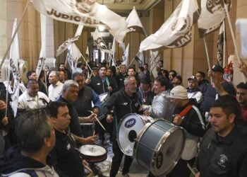 Judiciales realizan un banderazo en reclamo del pago del aumento salarial