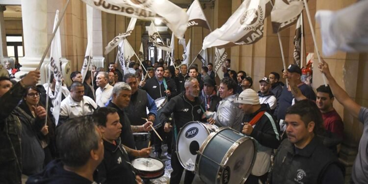 Judiciales realizan un banderazo en reclamo del pago del aumento salarial
