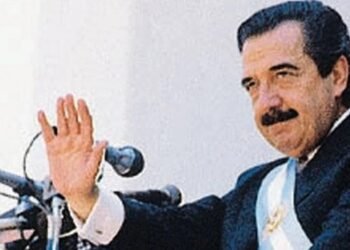 La transición democrática Jennifer Adair: «Para Alfonsín no se podía hablar de derechos humanos sin tener en cuenta los derechos sociales»