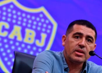 Cruce de acusaciones entre los candidatos de Boca y banderazo de hinchas por Riquelme