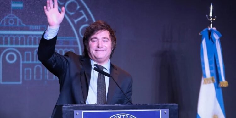 Presidente electo Javier Milei sorteó su último sueldo como diputado