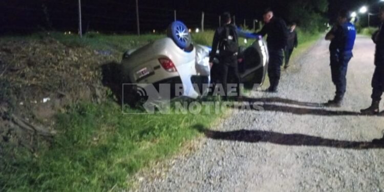 Tránsito en Rafaela: un auto terminó en la cuneta