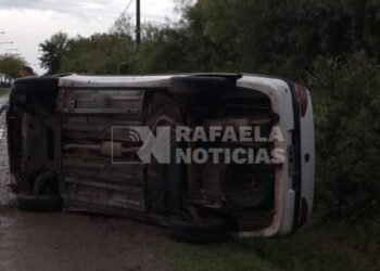 Perdió el control del auto y lo tumbó