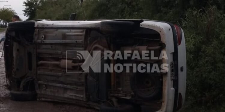 Perdió el control del auto y lo tumbó