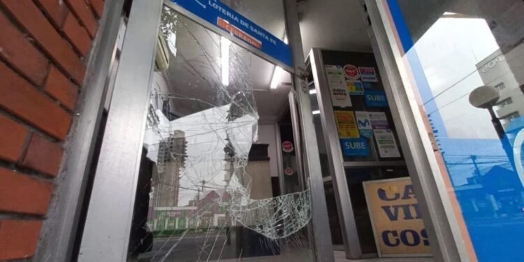Robo y destrozos Vandalizaron una agencia de quiniela en la recoleta santafesina