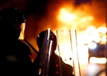 Incendios y saqueos Disturbios en Dublín tras un ataque con cuchillo frente a una escuela
