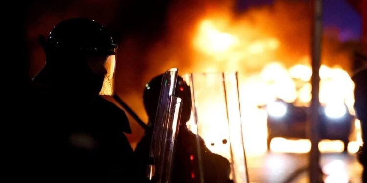 Incendios y saqueos Disturbios en Dublín tras un ataque con cuchillo frente a una escuela