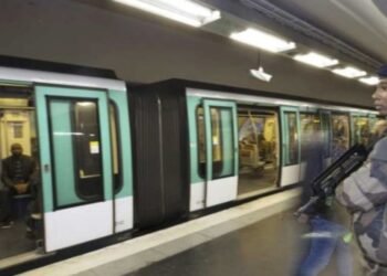 Quedó en estado crítico Incidente en el metro de París: una mujer fue baleada por la policía