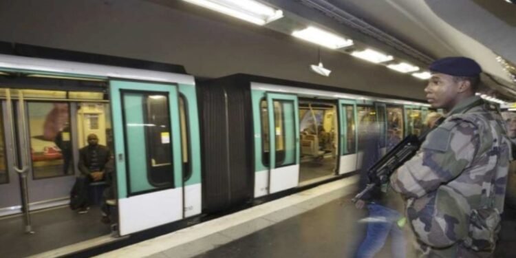 Quedó en estado crítico Incidente en el metro de París: una mujer fue baleada por la policía