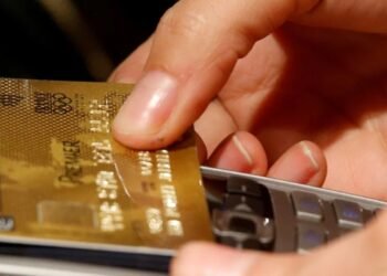 Más cepo Gobierno subió el impuesto al dólar «tarjeta»: a cuánto quedó