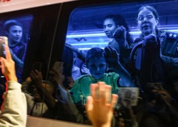 Hamas liberó 11 rehenes, entre ellos seis argentinos, e Israel soltó 33 prisioneros