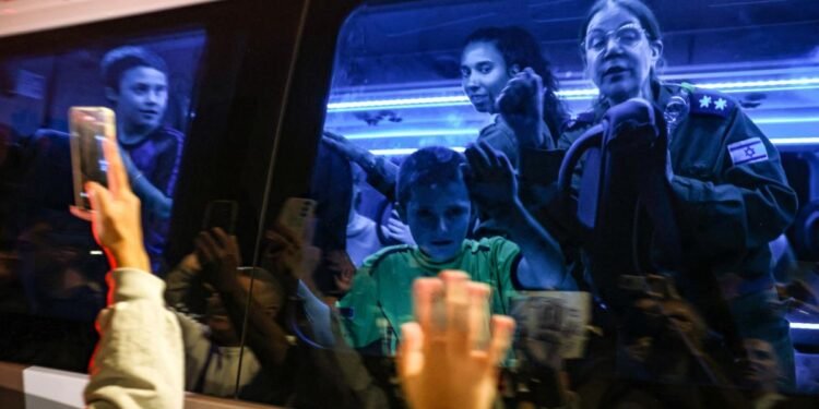 Hamas liberó 11 rehenes, entre ellos seis argentinos, e Israel soltó 33 prisioneros