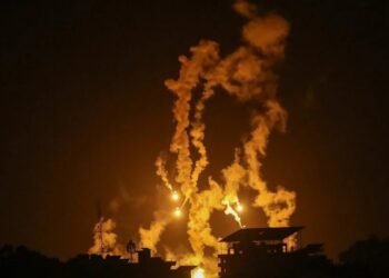 Luces de fuego Impactantes imágenes del bombardeo nocturno de Israel a Gaza para controlar un complejo militar