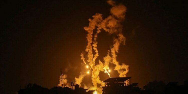 Luces de fuego Impactantes imágenes del bombardeo nocturno de Israel a Gaza para controlar un complejo militar
