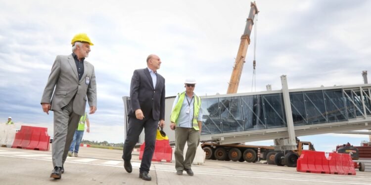 Perotti recorrió las obras de la nueva Terminal Flexible del Aeropuerto de Rosario