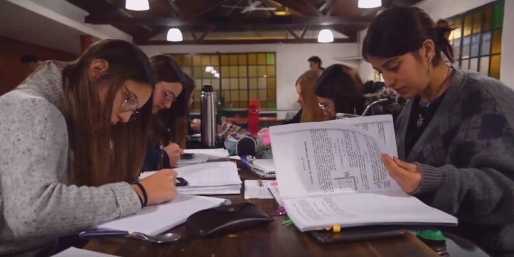 El 1.º de diciembre abren las inscripciones a becas terciarias, universitarias y agrotécnicas