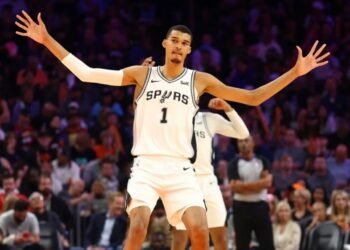 Básquet Víctor Wembanyama, el fenómeno francés, ya es figura en la NBA con San Antonio Spurs