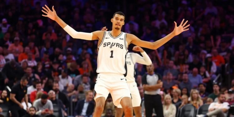 Básquet Víctor Wembanyama, el fenómeno francés, ya es figura en la NBA con San Antonio Spurs