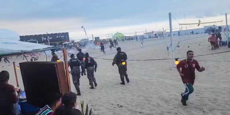 Hinchas de Fluminense atacaron a los de Boca en Copacabana