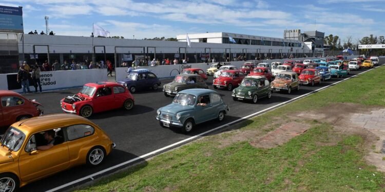 Más de 600 «Fititos» realizaron una caravana en busca de cumplir un récord Guinness