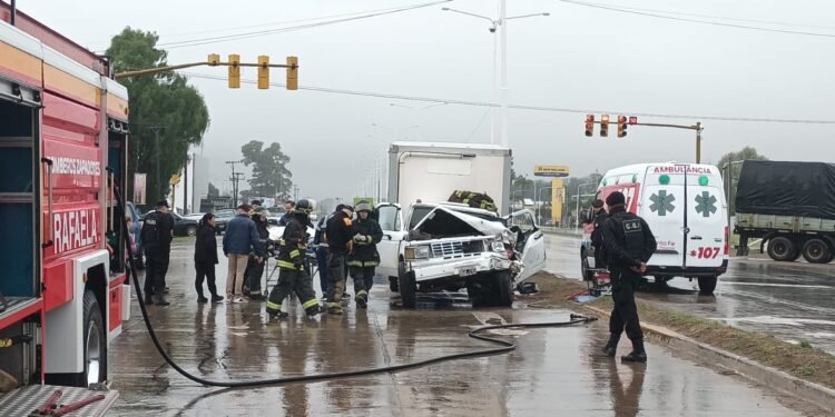 Fuerte accidente en avenida Zóbboli y Cerdán, con un conductor atrapado