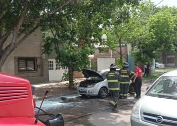 Tomó fuego un auto equipado con GNC y hubo alarma