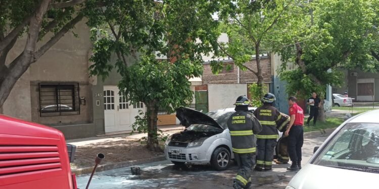 Tomó fuego un auto equipado con GNC y hubo alarma