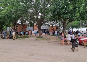 Nutrida manifestación y un abrazo solidario a la Escuela Peralta Pino
