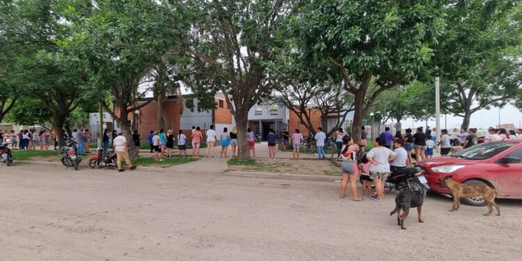 Nutrida manifestación y un abrazo solidario a la Escuela Peralta Pino