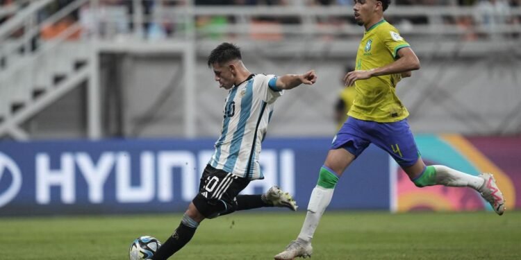 Endiablado e histórico: Echeverri la «rompió» con un triplete a Brasil