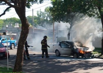 Un auto tomó fuego en una calle del barrio Fasoli