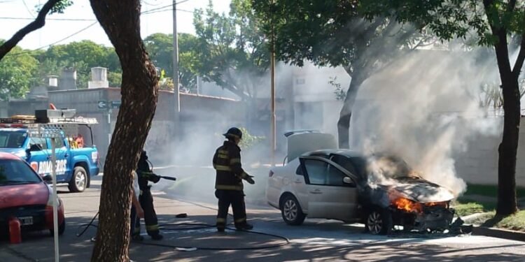 Un auto tomó fuego en una calle del barrio Fasoli