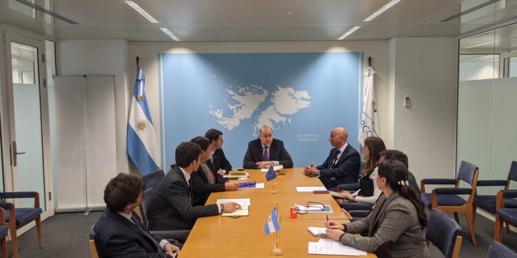 Perotti mantuvo reuniones de trabajo con funcionarios de la Embajada Argentina ante la Unión Europea