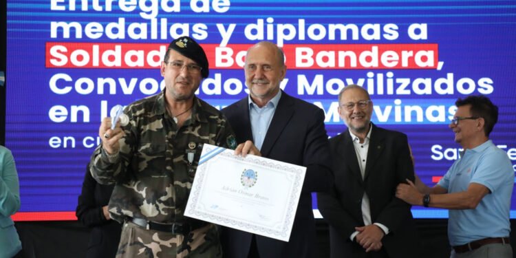 Perotti entregó medallas y diplomas a soldados Bajo Bandera, Convocados y Movilizados en la Guerra de Malvinas