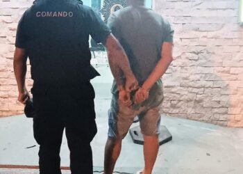 A golpes en el patio de una dependencia policial