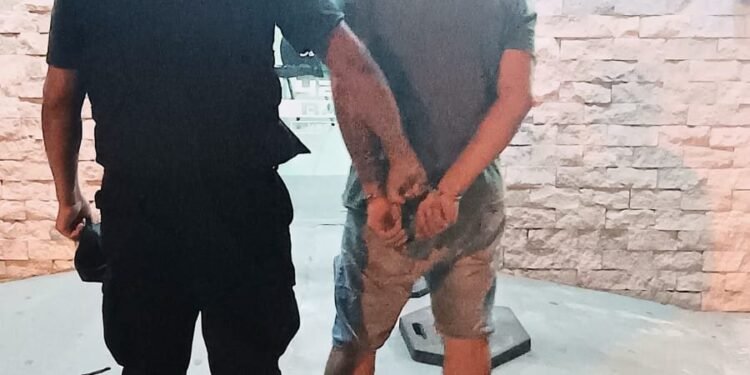 A golpes en el patio de una dependencia policial