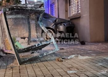 Fuerte accidente frente a la Escuela Sarmiento: un auto se estrelló contra una pared