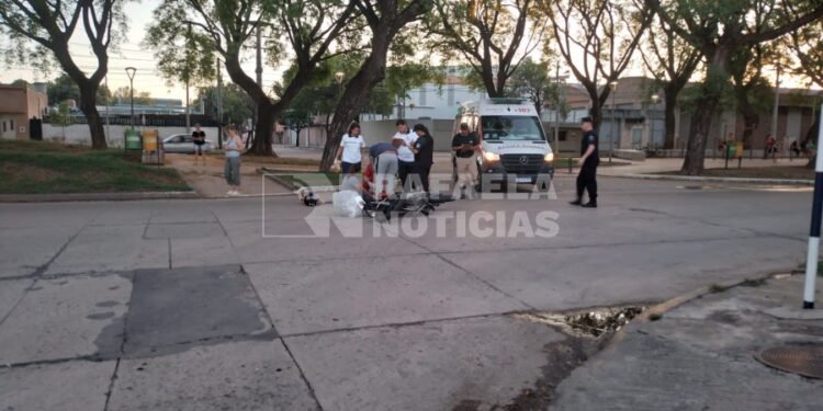 Duro accidente entre dos motociclistas en Ernesto Salva
