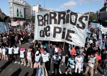 Llevan ollas vacías a Capital Humano para denunciar la falta de alimentos