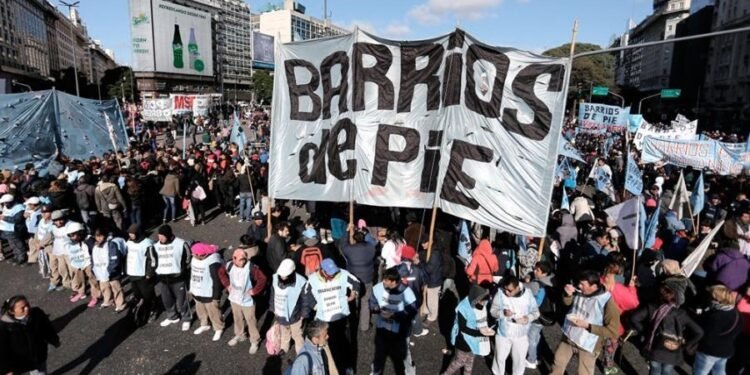 Llevan ollas vacías a Capital Humano para denunciar la falta de alimentos