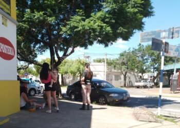 Una mujer terminó lesionada al caer de la moto