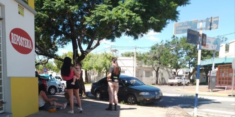 Una mujer terminó lesionada al caer de la moto