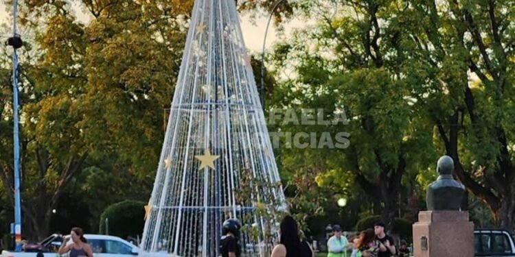 Frente al arbolito de Navidad, nada de paz: una motociclista agredió a trompadas a una inspectora de tránsito