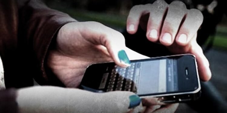 Amenazó a menores de edad para robarles el celular