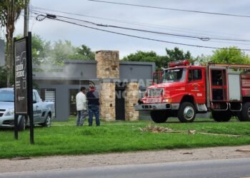 Bomberos sofocaron un incendio en una vivienda de barrio Belgrano, sobre el acceso Este