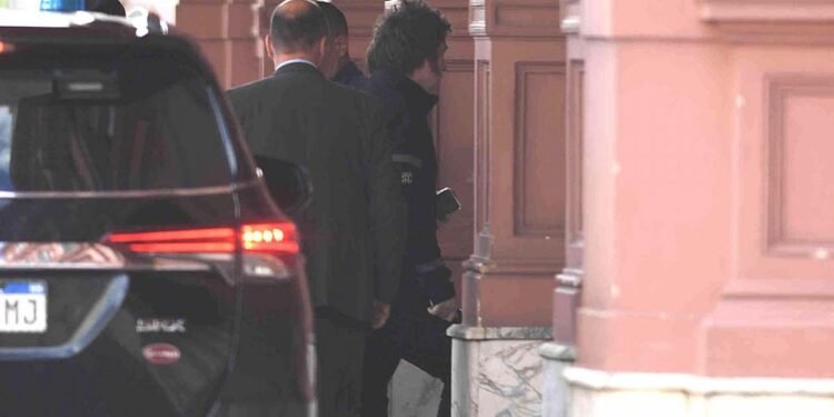 Milei encabeza una reunión de Gabinete en Casa Rosada