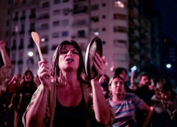 Cacerolazos en todo el país contra el megaproyecto de ley presentado al Congreso